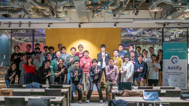 Autifyポーズでグループ写真